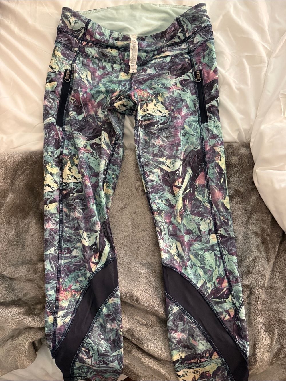 Women Lululemon Athletic Leggings in Teal & Purple with zipper pockets